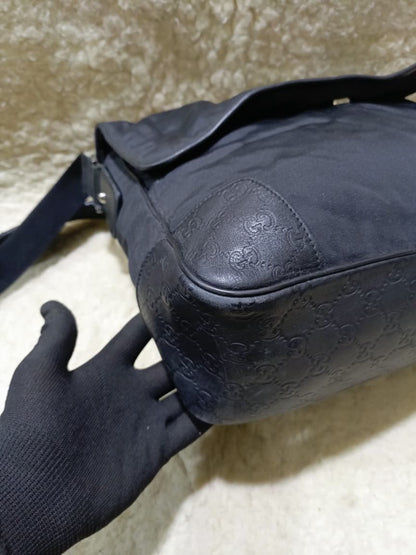 Gucci Black Nylon GG Messenger Bag – Made in Italy | Pre-Loved