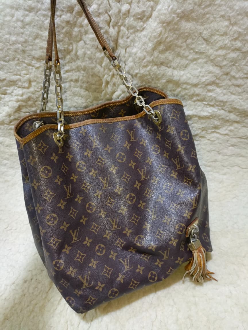 LV Monogram Artsy MM Shoulder Bag | Authentic