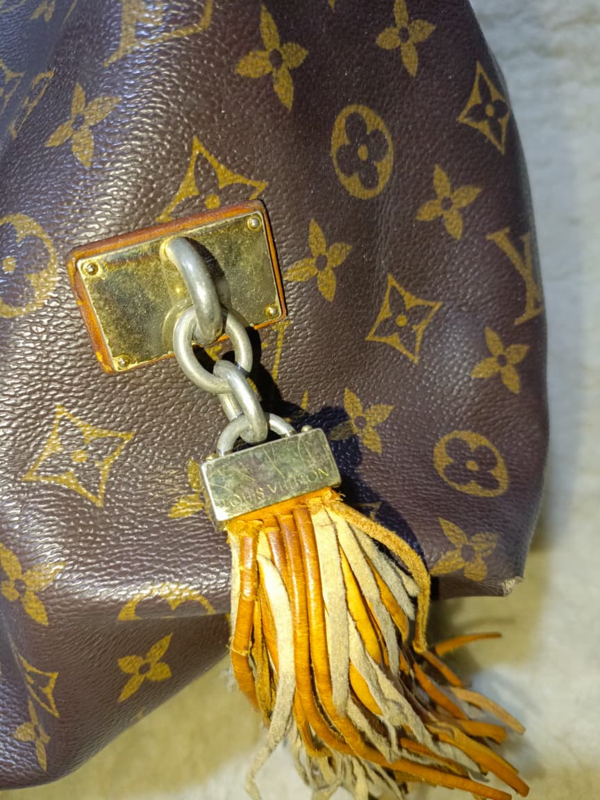 LV Monogram Artsy MM Shoulder Bag | Authentic