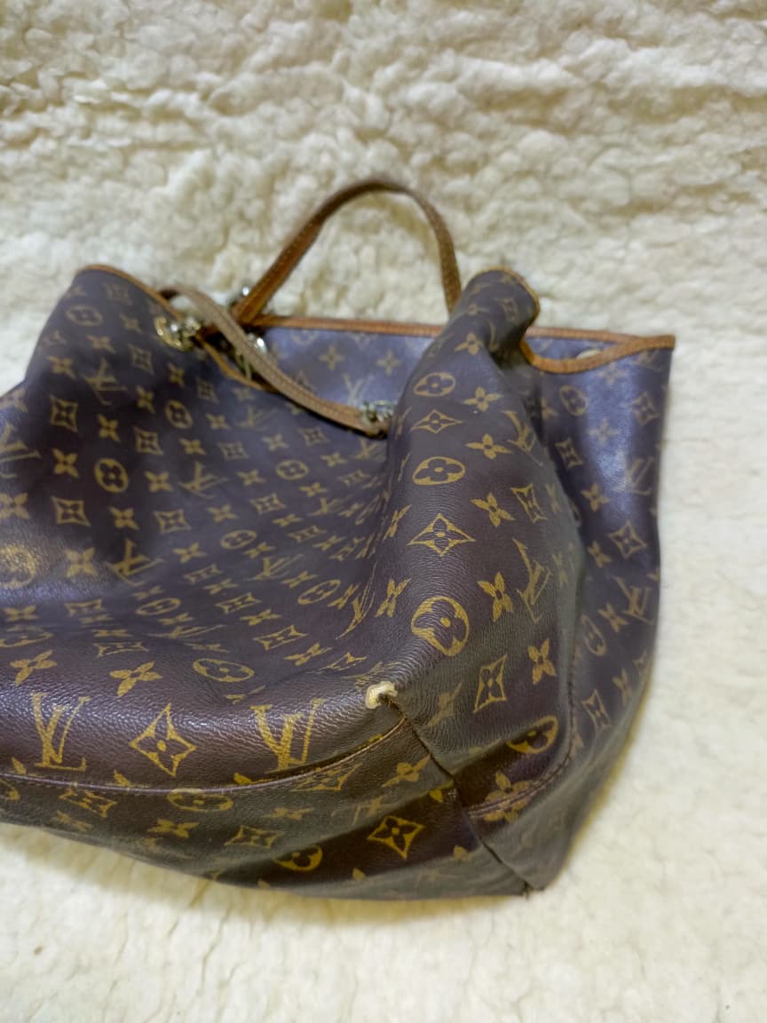 LV Monogram Artsy MM Shoulder Bag | Authentic