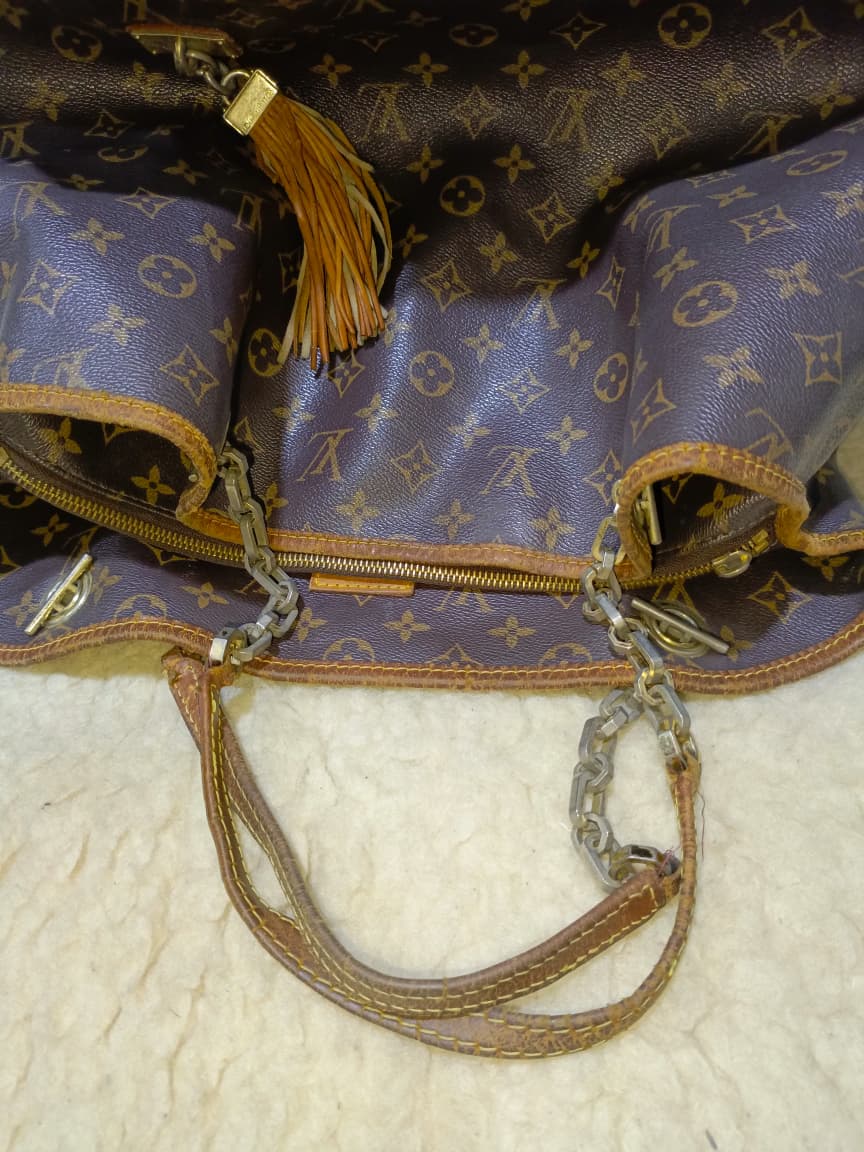 LV Monogram Artsy MM Shoulder Bag | Authentic
