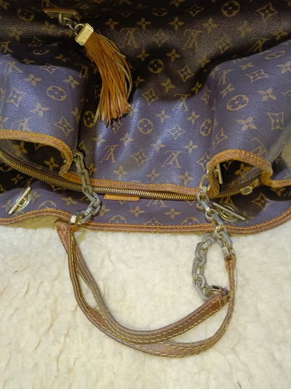 LV Monogram Artsy MM Shoulder Bag | Authentic