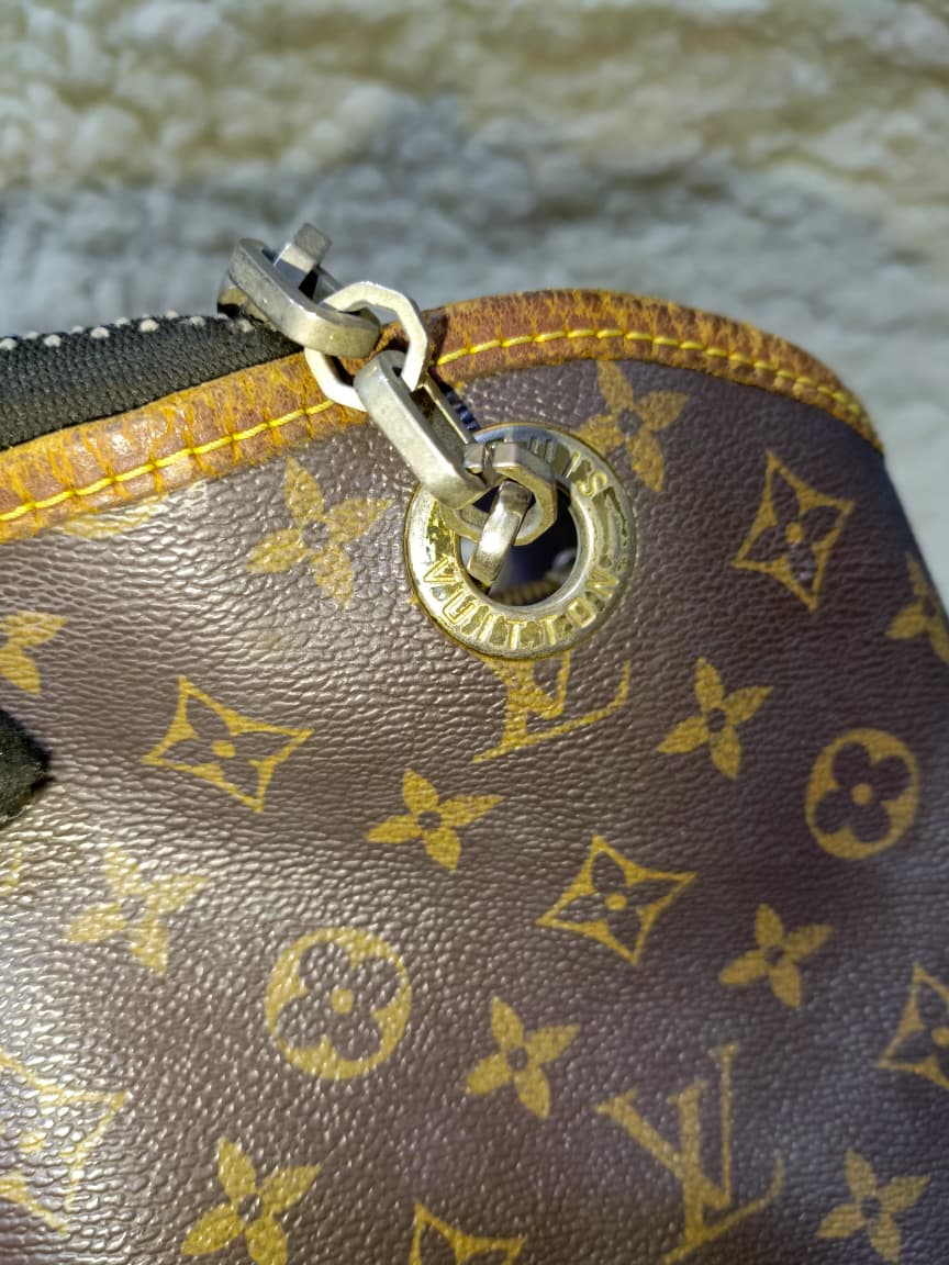LV Monogram Artsy MM Shoulder Bag | Authentic